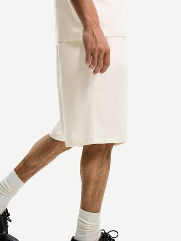 Loosefit Pantalon Bershka en blanc