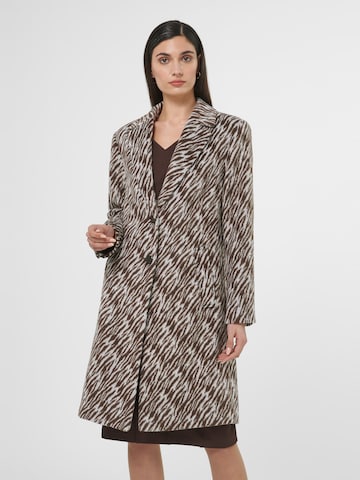 MADELEINE Mantel in Braun: Vorderseite