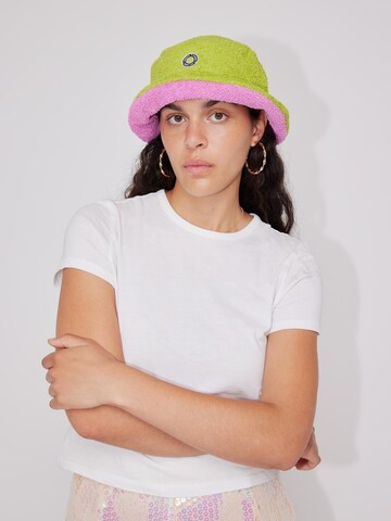 Pălărie 'Easy Breezy' de la ABOUT YOU REBIRTH STUDIOS pe verde: față