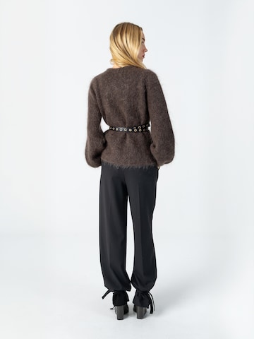 Coster Copenhagen Cardigan ' Knitted ' in Braun: Rückseite