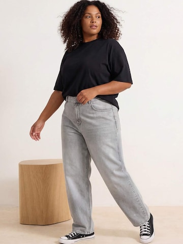 Trendyol Curve - Pierna ancha Vaquero en gris