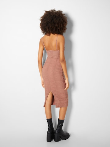 Rochie de cocktail de la Bershka pe roz