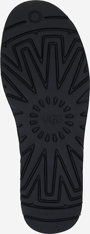 UGG جزمة 'Classic Ultra' بلون أسود