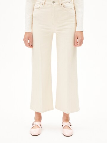 ARMEDANGELS Буткат Джинсы 'MURLIAA' в Белый: спереди