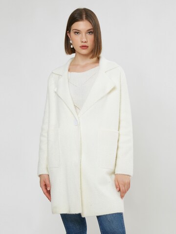 Influencer Between-Seasons Coat in White: front