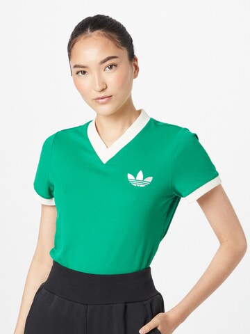 ADIDAS ORIGINALS Тениска 'Adicolor 70S ' в зелено: отпред