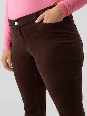 Vero Moda Curve Rozkloszowany krój Spodnie 'PEACHY' w kolorze brązowy