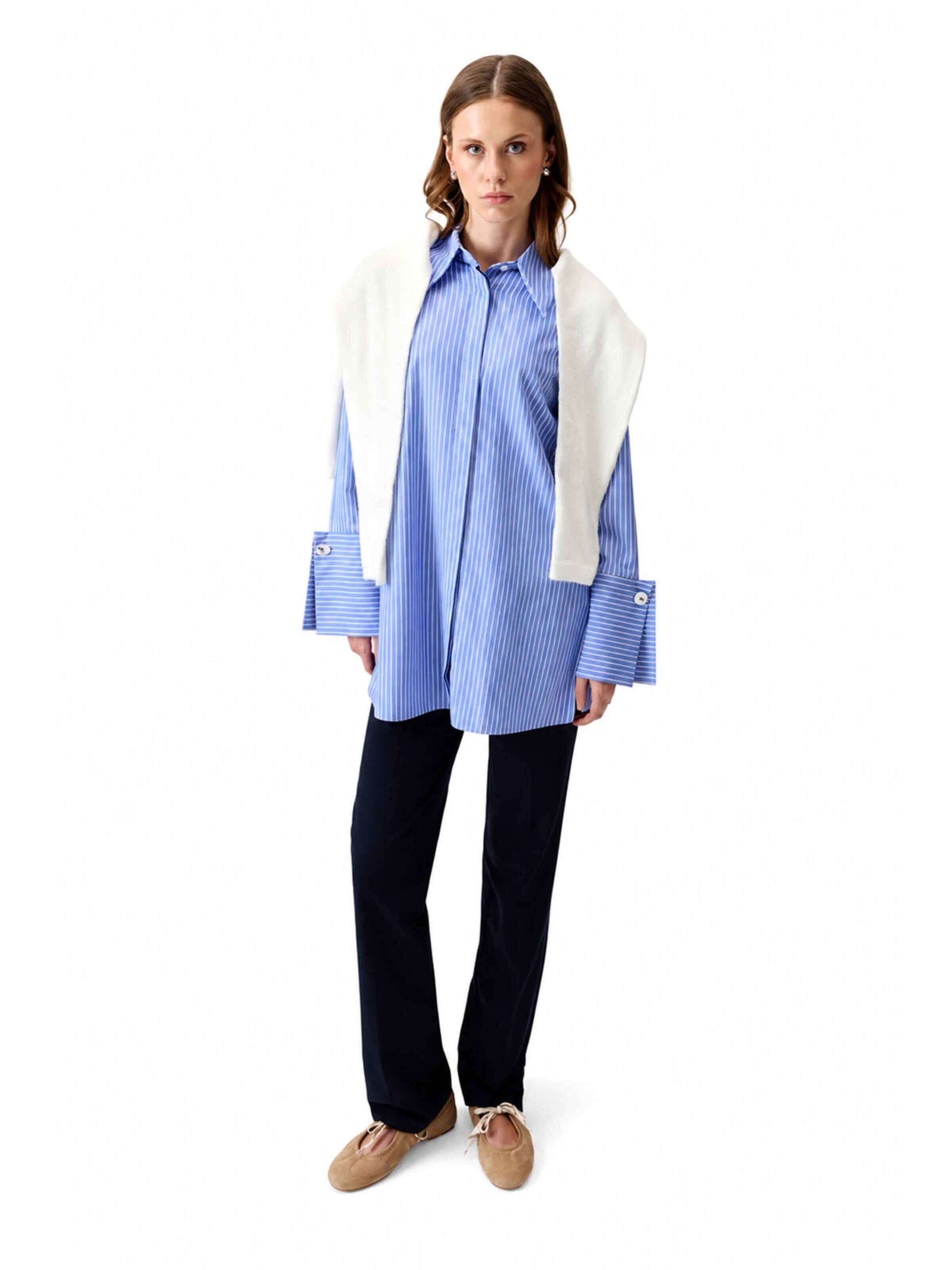 T-shirt 'Striped Shirt With Wide Cuffs' Touché Privé en bleu : devant