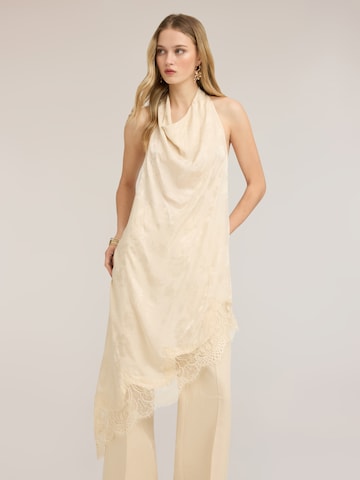 Robe MOTIVI en beige