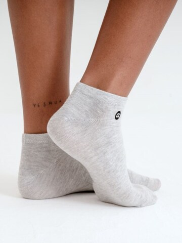 QOLONIA Socks in Grey: front