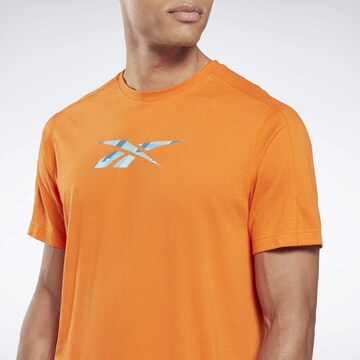 Reebok - Camiseta funcional en naranja