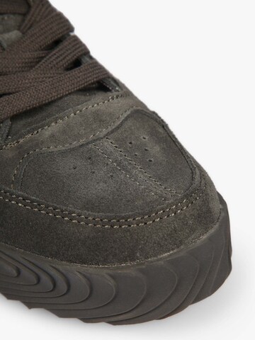 Scalpers Sneakers 'New Ryan' in Grau