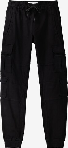 Effilé Pantalon cargo Bershka en noir : devant