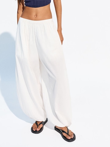 Bershka Avsmalnet Bukse i hvit: forside
