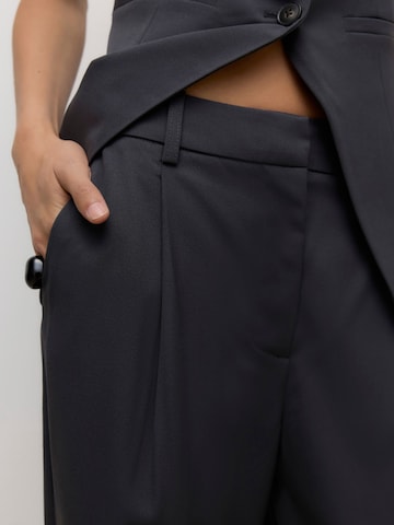 regular Pantaloni con pieghe 'Awviga' di VERO MODA in grigio