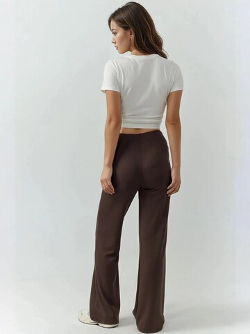 Hiccup Flared Broek in Bruin