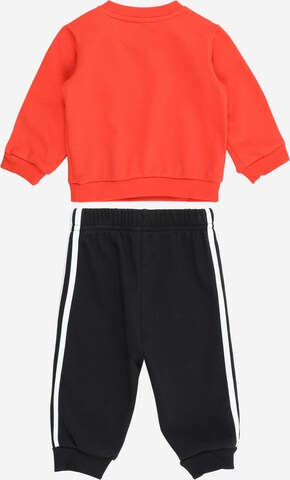 ADIDAS SPORTSWEAR - Fato de treino 'Essentials' em vermelho