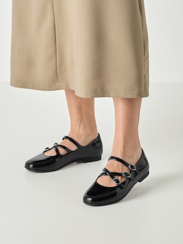 Tamaris Ballerina met riempjes in Zwart