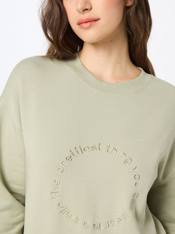 Sweat-shirt 'Nancy' ABOUT YOU en vert