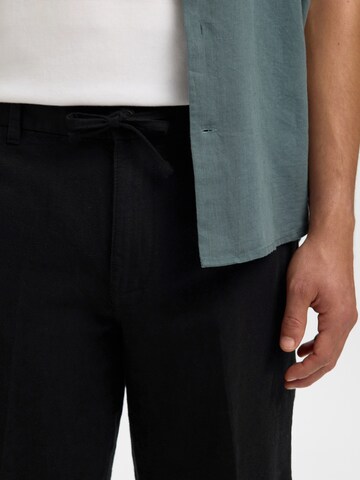 SELECTED regular Παντελόνι με τσάκιση 'SLHLEROY' σε μαύρο