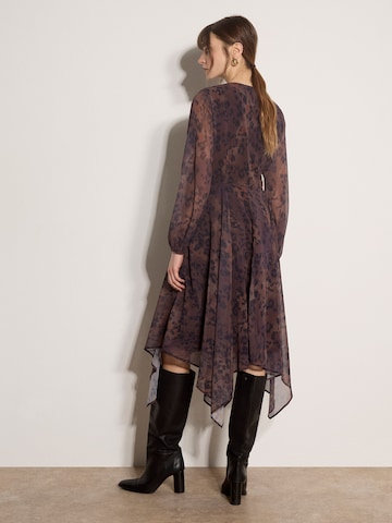 Robe-chemise ' Leopardenmuster Chiffonkleid ' Apricot en marron : derrière