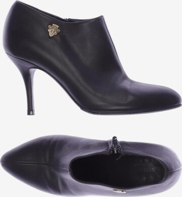 Gucci Dress Boots in 35 in Black: front