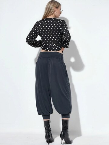 Loosefit Pantaloni modello harem di Busem in grigio