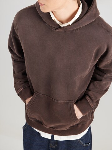 Abercrombie & Fitch Свитшот 'ESSENTIAL' в Коричневый