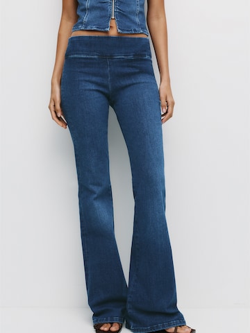 Pull&Bear Flared Jeans in Blauw: voorkant