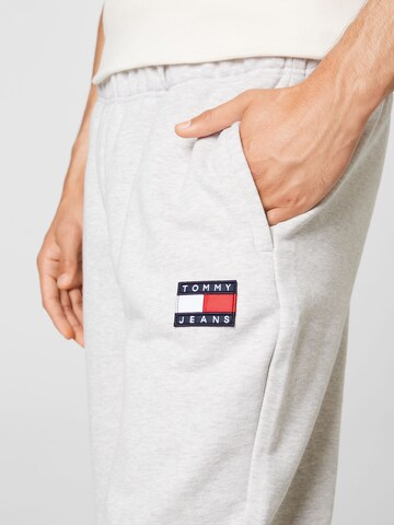 Tommy Jeans Tapered Broek 'Badge' in Grijs