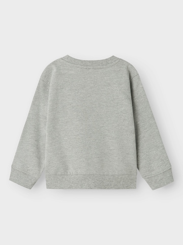NAME IT - Sweatshirt em cinzento