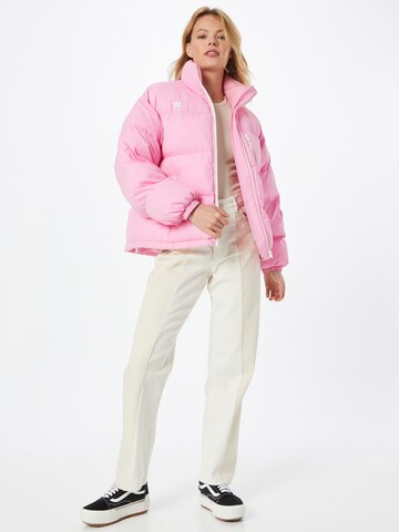 LEVI'S ® Tussenjas 'Noe Short Puffer' in Roze