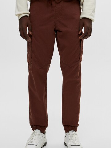 Tapered Pantaloni cargo di Pull&Bear in marrone: frontale