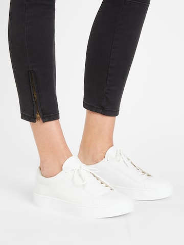 Baskets basses 'Zoe' VAGABOND SHOEMAKERS en blanc : devant