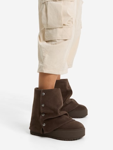 Boots Bershka en marron : sur le côté