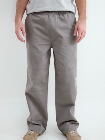 BALMOHK Loosefit Housut 'NACHO' värissä harmaa: etupuoli