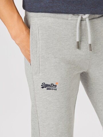 Superdry Tapered Broek in Grijs