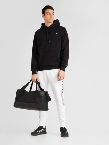 NEW ERA Mikina 'ESSENTLS' - Čierna