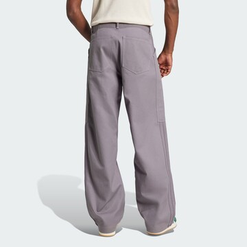 ADIDAS ORIGINALS Loosefit Παντελόνι 'Premium Essentials' σε γκρι