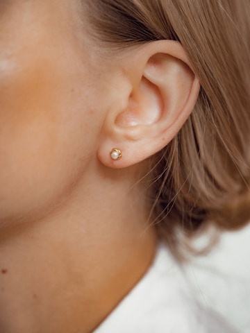 Hey Happiness Earrings 'Pearl Petal' in Gold: front