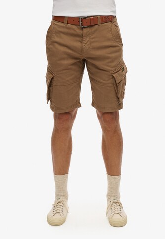 Superdry Loosefit Cargobroek in Bruin: voorkant