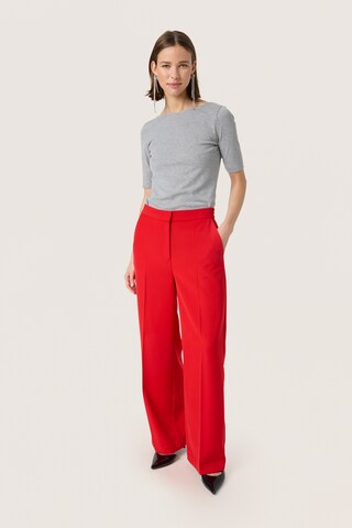 SOAKED IN LUXURY - Perna larga Calças com vincos 'Cewtona' em vermelho