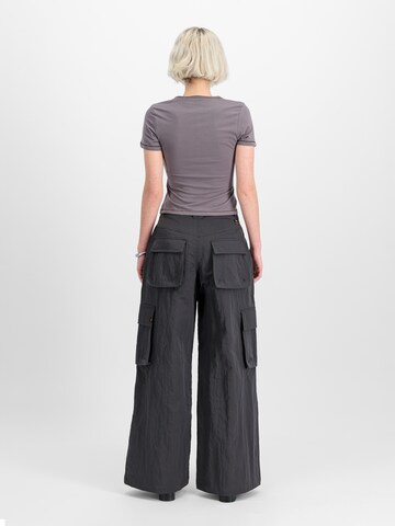 Wide Leg Pantalon cargo ALPHA INDUSTRIES en gris