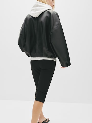 Pull&Bear Välikausitakki värissä musta