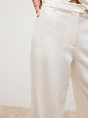 Loosefit Pantalon chino ABOUT YOU x Marie von Behrens en blanc