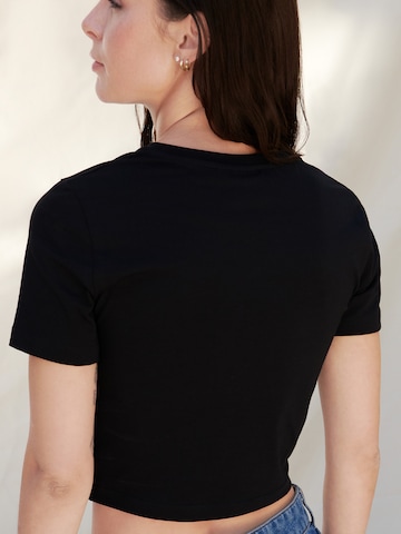 T-shirt 'Vivian' A LOT LESS en noir