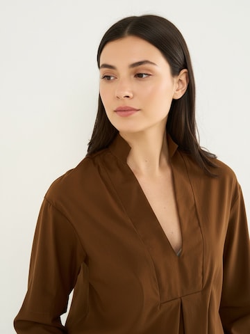 Camomilla Italia Blouse 'Claid' in Bruin
