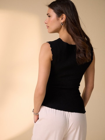 Top de la Next pe negru