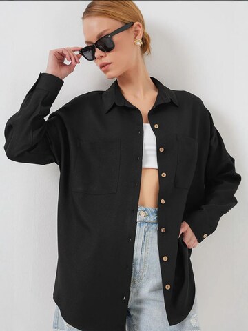 Bigdart Blouse in Black: front