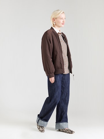 T-shirt 'PCSadie' PIECES en marron